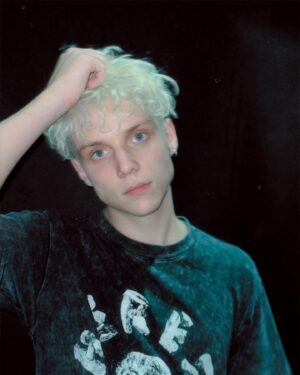 Ivan Dmitrienko Instagram - ты с тревогой засыпаешь
на утро вспомнишь всё опять
знай, если трудно меня слушать
я рад и просто помолчать