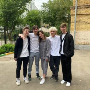 Ivan Dmitrienko Instagram - 11 лет прошло…🤯
Я, конечно, просто в шоке. Так люблю школу и нашу тусовку. Здесь я нашел своих лучших друзей. Столько воспоминаний о приколах на уроках, о том, как мы писали объяснительные с пацанами. Буду помнить и по всему этому скучать🤍