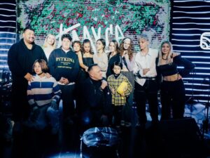 Ivan Dmitrienko Instagram - На днях состоялась презентация нашего саундтрека к сериалу "Плакса" в пространстве СТУДИО от HiFi-стриминга Звук. @zvuk_on_air
Спасибо Сергею Жукову за возможность принять непосредственное участие в сериале, который поднимает такие важные и нужные темы, как буллинг. Уверен, что он поможет многим ребятам.