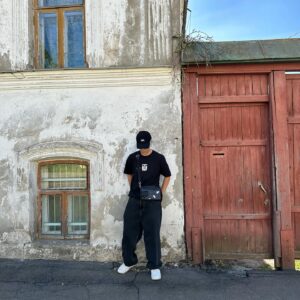 Ivan Dmitrienko Instagram - Дома молят о сносе,
Растения о дожде,
Трамваи о разряде,
А люди о весне…