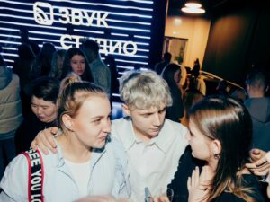 Ivan Dmitrienko Instagram - На днях состоялась презентация нашего саундтрека к сериалу "Плакса" в пространстве СТУДИО от HiFi-стриминга Звук. @zvuk_on_air
Спасибо Сергею Жукову за возможность принять непосредственное участие в сериале, который поднимает такие важные и нужные темы, как буллинг. Уверен, что он поможет многим ребятам.