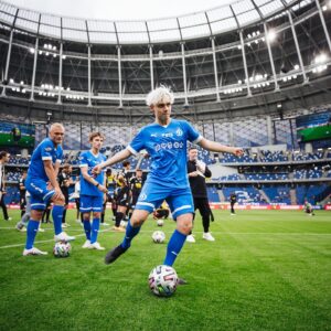 Ivan Dmitrienko Instagram - Я решил попробовать себя в настоящем футболе, пока что получается бить мимо ворот и делать вид что так и должно быть) 
Спасибо @fcdynamo за возможность поучаствовать в
Superskill Challenge в составе звездного Динамо перед суперфиналом МКС 2023 ⚽️