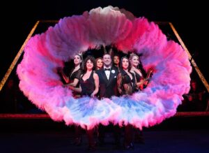 Ivan Labanda Instagram - Hoy, por fin, estrenamos CHICAGO ♥️
@musicalchicago 

This is a show about real people, made possible by Royal People ♥️ 
Cause they are the best team ever: THANK YOU @tania_nardini @robbowman88 #GaryChryst @andreu.gallen @fran_abos @_victorconde_ 

Todo el equipazo y el talento que podréis ver sobre el escenario:

@elaruizglez @silvia_alvarezoficial @alejandro_vera_actor @angelsaavedra.ig @inmacuevas_ @albertbolea @geminogues @alvarocuenca7 @jsmontero @marcsc8 @urkofernandezmarzana @victor_gonzalez__ @mariohorneroo @brielgonzalez @esteprovenzano @beatriz.mur @rebe3oneill @saritamartinap @tereseleabarca @gracielamonterde @paulamiessaartes @dianagirbau @valeriajones__ 
Y a la grandísima banda de musicos que  nos acompaña en escena. La mejor.

Gracias también a todo el equipo técnico y humano que hay detrás, y gracias a @blancazorin @somproduce por hacerlo posible. ♥️