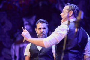 Ivan Labanda Instagram - El concert de Sweeney Todd💈🩸que ens vam marcar tot l’equip dimarts passat al Palau de la Música Catalana va ser una fita d’aquelles que recordaré tota la vida. Quina feinada rodejat de tant talent... i tots a la corda fluixa (bueno, sense corda, oi @anna_moliner ?)
Estic molt content i molt orgullós de tots els que vam ser-hi.
Gràcies @andreu.gallen ♥️
@jordiprati @dpcodinasaltas @aixoesunpascu @palaumusicacat i visca #Sondheim. 
Fotos: @mariowurzburger_photo 
#sweeneytodd #pirelli