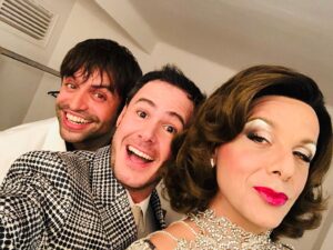Ivan Labanda Instagram - Así comenzó y así ha terminado “La Jaula de las Locas” tras 5 años.
274 funciones como Georges, 129 funciones como Zaza, una pandemia, una gira, varias temporadas y siempre rodeado de la mejor compañía y del mejor equipo. Una familia para toda la vida! Gracias @angelllacer_oficial @manuguix @andreu.gallen  @miryambenedited @jordisellas @nostromopictures y a toda la gente que ha formado parte de esta maravilla. Emocionar a tanta gente es lo que da sentido a nuestro oficio. Gracias! ♥️ Larga vida a @lajaulaelmusical