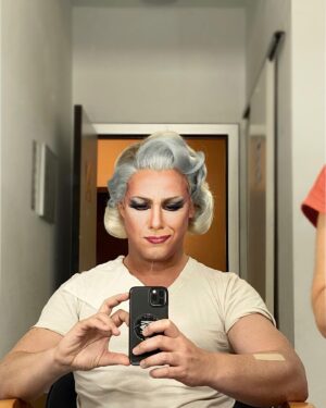 Ivan Labanda Instagram - ¡Probando a Zaza! 💗
Después de interpretar a Georges me paso al otro lado de la pareja 🤪 
La semana que viene comenzamos funciones con La Jaula de las Locas: 8 y 9 de julio preestrenos en @atriumviladecans para después arrancar gira en la preciosa Málaga. 
Es momento de repartir risas, emociones y mucho amor.
¡Feliz de compartir este papel con @angelllacer_oficial y feliz de volver a La Jaula y a su estupenda familia! 😍
Maquillaje de @helena.fenoy y su maravilloso equipo 🙌🏼
@lajaulaelmusical #lajauladelaslocas #nostromolive