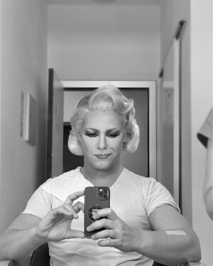 Ivan Labanda Instagram - ¡Probando a Zaza! 💗
Después de interpretar a Georges me paso al otro lado de la pareja 🤪 
La semana que viene comenzamos funciones con La Jaula de las Locas: 8 y 9 de julio preestrenos en @atriumviladecans para después arrancar gira en la preciosa Málaga. 
Es momento de repartir risas, emociones y mucho amor.
¡Feliz de compartir este papel con @angelllacer_oficial y feliz de volver a La Jaula y a su estupenda familia! 😍
Maquillaje de @helena.fenoy y su maravilloso equipo 🙌🏼
@lajaulaelmusical #lajauladelaslocas #nostromolive