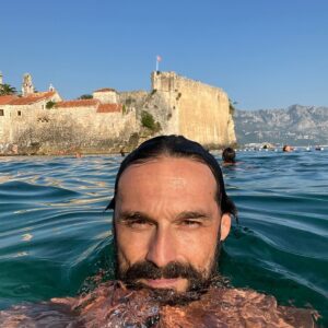 Iván Sánchez Instagram - #Montenegro 🇲🇪
#Kotor #Budva 

Nuestra ruta por la costa y sur de los Balcanes sigue…💙🌎 #vacaciones #holiday #familia