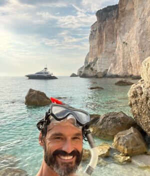 Iván Sánchez Instagram - Ahora, después de unas vacaciones maravillosas, toca  recibir #Septiembre y darle con todo, a currar, a chambear, a laburar, como quieras decirle, pero a producir con alegría, inspiración y disciplina 👊🏻🎬❤️ Amor por tu trabajo ❤️

#September is here, I’m grateful for the dream of this holiday. And now it’s about time to be back with all my energies to do what I like the most 💥💥💥🎬❤️

Por un #Otoño de #Cine
