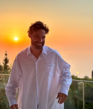 Iván Sánchez Instagram - Ahora, después de unas vacaciones maravillosas, toca  recibir #Septiembre y darle con todo, a currar, a chambear, a laburar, como quieras decirle, pero a producir con alegría, inspiración y disciplina 👊🏻🎬❤️ Amor por tu trabajo ❤️

#September is here, I’m grateful for the dream of this holiday. And now it’s about time to be back with all my energies to do what I like the most 💥💥💥🎬❤️

Por un #Otoño de #Cine