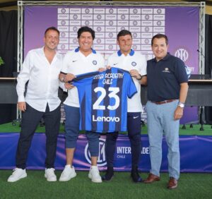 Iván Zamorano Instagram - Orgulloso de este nuevo desafio  y proyecto para el desarrollo formativo  futbolístico para los niños y niñas de mi pais  @interacademychile con partner y amigos @clublaf @ciudaddeportivauss ..vamos por más!!! Inauguración en Santiago con la leyenda de @inter @javierzanetti 

@interclubchile
@hector.landskron