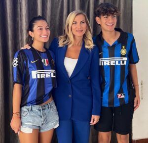 Iván Zamorano Instagram - Orgulloso de este nuevo desafio  y proyecto para el desarrollo formativo  futbolístico para los niños y niñas de mi pais  @interacademychile con partner y amigos @clublaf @ciudaddeportivauss ..vamos por más!!! Inauguración en Santiago con la leyenda de @inter @javierzanetti 

@interclubchile
@hector.landskron