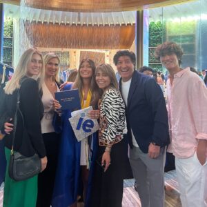 Iván Zamorano Instagram - Querida Mía, querida hija, hoy es un día de tremendas emociones, verás seguramente algunas lágrimas, pero son lágrimas de alegría, y el mejor regalo es verte crecer hacia este hermoso desafío que estás por comenzar detrás de ti, todos tus recuerdos delante de ti, todos tus sueños y a tu alrededor todos los que te amamos!!
Estamos tremendamente orgullosos de lo que has logrado, terminas una etapa de tu vida brillantemente y comienzas otra con  un nuevo camino y donde te lleve hazlo con mucho amor, pasión, esfuerzo y fe, pedimos a Dios que siempre te cuide, disfruta el camino y NUNCA OLVIDES COMO VOLVER A CASA!
Papá y Mamá ❤️❤️🥇🥇👩🏻‍🎓👩🏻‍🎓👩🏻‍🎓👩🏻‍🎓