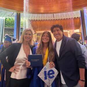 Iván Zamorano Instagram - Querida Mía, querida hija, hoy es un día de tremendas emociones, verás seguramente algunas lágrimas, pero son lágrimas de alegría, y el mejor regalo es verte crecer hacia este hermoso desafío que estás por comenzar detrás de ti, todos tus recuerdos delante de ti, todos tus sueños y a tu alrededor todos los que te amamos!!
Estamos tremendamente orgullosos de lo que has logrado, terminas una etapa de tu vida brillantemente y comienzas otra con  un nuevo camino y donde te lleve hazlo con mucho amor, pasión, esfuerzo y fe, pedimos a Dios que siempre te cuide, disfruta el camino y NUNCA OLVIDES COMO VOLVER A CASA!
Papá y Mamá ❤️❤️🥇🥇👩🏻‍🎓👩🏻‍🎓👩🏻‍🎓👩🏻‍🎓