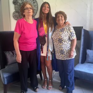 Iván Zamorano Instagram - Querida Mía, querida hija, hoy es un día de tremendas emociones, verás seguramente algunas lágrimas, pero son lágrimas de alegría, y el mejor regalo es verte crecer hacia este hermoso desafío que estás por comenzar detrás de ti, todos tus recuerdos delante de ti, todos tus sueños y a tu alrededor todos los que te amamos!!
Estamos tremendamente orgullosos de lo que has logrado, terminas una etapa de tu vida brillantemente y comienzas otra con  un nuevo camino y donde te lleve hazlo con mucho amor, pasión, esfuerzo y fe, pedimos a Dios que siempre te cuide, disfruta el camino y NUNCA OLVIDES COMO VOLVER A CASA!
Papá y Mamá ❤️❤️🥇🥇👩🏻‍🎓👩🏻‍🎓👩🏻‍🎓👩🏻‍🎓