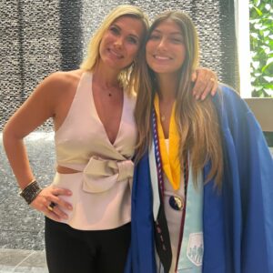 Iván Zamorano Instagram - Querida Mía, querida hija, hoy es un día de tremendas emociones, verás seguramente algunas lágrimas, pero son lágrimas de alegría, y el mejor regalo es verte crecer hacia este hermoso desafío que estás por comenzar detrás de ti, todos tus recuerdos delante de ti, todos tus sueños y a tu alrededor todos los que te amamos!!
Estamos tremendamente orgullosos de lo que has logrado, terminas una etapa de tu vida brillantemente y comienzas otra con  un nuevo camino y donde te lleve hazlo con mucho amor, pasión, esfuerzo y fe, pedimos a Dios que siempre te cuide, disfruta el camino y NUNCA OLVIDES COMO VOLVER A CASA!
Papá y Mamá ❤️❤️🥇🥇👩🏻‍🎓👩🏻‍🎓👩🏻‍🎓👩🏻‍🎓