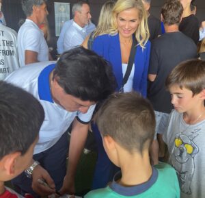Iván Zamorano Instagram - Orgulloso de este nuevo desafio  y proyecto para el desarrollo formativo  futbolístico para los niños y niñas de mi pais  @interacademychile con partner y amigos @clublaf @ciudaddeportivauss ..vamos por más!!! Inauguración en Santiago con la leyenda de @inter @javierzanetti 

@interclubchile
@hector.landskron