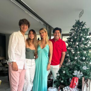 Iván Zamorano Instagram - Disfrutando la Navidad en mi querido Chile 🇨🇱 con mi hermosa familia. Te extrañamos @bludumay y a nuestra familia de Argentina 🇦🇷. Bendiciones para todos y que tengan una linda noche buena!!🎄🎄❤️