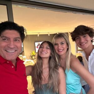 Iván Zamorano Instagram - Disfrutando la Navidad en mi querido Chile 🇨🇱 con mi hermosa familia. Te extrañamos @bludumay y a nuestra familia de Argentina 🇦🇷. Bendiciones para todos y que tengan una linda noche buena!!🎄🎄❤️