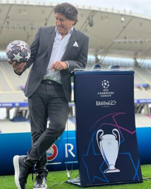 Iván Zamorano Instagram - Faltan solo 24 horas para la gran final de la @championsleague , acá con la protagonista máxima ⚽️
@inter- @mancity …

@univision
@tudnusa
