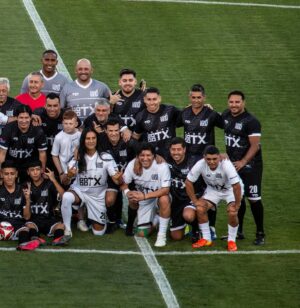 Iván Zamorano Instagram - Momentos inolvidables en 🇨🇱 y en mi segunda casa. Gracias @pajarovaldes por la invitación y por tantas alegrías a nuestro querido @colocolooficial . Éxito en lo que viene!! 🤍🤍🖤🖤
📷 por @xmvtiasgzy