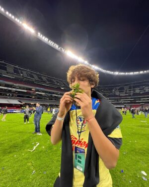 Iván Zamorano Instagram - Y llegó la 14 🦅🥇🏆felicidades al más grande @clubamerica ,jugadores, cuerpo técnico y afición , hoy ganó el mejor, y con 2 chilenos siendo fundamentales!
@diego_valdes_10  @igorlichnovsky 🇨🇱🇨🇱Mis hijos felices grande AMÉRICA!!
 
@