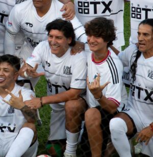 Iván Zamorano Instagram - Momentos inolvidables en 🇨🇱 y en mi segunda casa. Gracias @pajarovaldes por la invitación y por tantas alegrías a nuestro querido @colocolooficial . Éxito en lo que viene!! 🤍🤍🖤🖤
📷 por @xmvtiasgzy