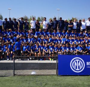 Iván Zamorano Instagram - Orgulloso de este nuevo desafio  y proyecto para el desarrollo formativo  futbolístico para los niños y niñas de mi pais  @interacademychile con partner y amigos @clublaf @ciudaddeportivauss ..vamos por más!!! Inauguración en Santiago con la leyenda de @inter @javierzanetti 

@interclubchile
@hector.landskron