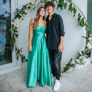 Iván Zamorano Instagram - Orgullosos de tus logros, de terminar tu año escolar muy exitoso, tu último baile antes de tus nuevos desafíos!
Te amamos hija querida❤️❤️❤️