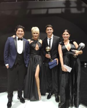 Iván Zamorano Instagram - Gracias a @tntsportscl por la invitación, fue una noche llena de emociones, galas como esta dignifican al fútbol Chileno. 
Muchas felicidades a todos los premiados y homenajeados 👏

👗 @benditoclosetstyle 
@victormc_queen 
💇‍♀️💄@rcastroheimpell 
💍 @elenaestaunchile