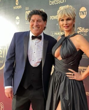 Iván Zamorano Instagram - Gracias a @tntsportscl por la invitación, fue una noche llena de emociones, galas como esta dignifican al fútbol Chileno. 
Muchas felicidades a todos los premiados y homenajeados 👏

👗 @benditoclosetstyle 
@victormc_queen 
💇‍♀️💄@rcastroheimpell 
💍 @elenaestaunchile