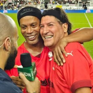 Iván Zamorano Instagram - Partido #LeyendasCONMEBOL una noche mágica con verdaderos cracks, compañeros y amigos. Gracias a todos por el cariño ⚽️⚽️❤️❤️