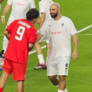Iván Zamorano Instagram - Partido #LeyendasCONMEBOL una noche mágica con verdaderos cracks, compañeros y amigos. Gracias a todos por el cariño ⚽️⚽️❤️❤️