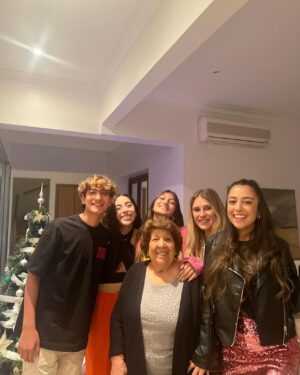 Iván Zamorano Instagram - No puedo pedir mas,, Familia Amor paz asado=felicidad,, felices fiestas para todos, que Dios bendiga sus hogares!!
🙏🙏❤️❤️🍷🍷