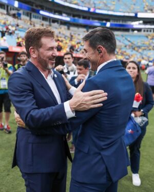 Iván Zamorano Instagram - ¡Con dos cracks que dio el fútbol sudamericano! Un placer verlos, @bambam9oficial y @javierzanetti.
.
With two cracks made in South American football! It was a pleasure seeing you, Iván Zamorano and Javier Zanetti.