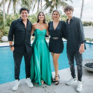 Iván Zamorano Instagram - Orgullosos de tus logros, de terminar tu año escolar muy exitoso, tu último baile antes de tus nuevos desafíos!
Te amamos hija querida❤️❤️❤️