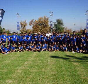 Iván Zamorano Instagram - Orgulloso de este nuevo desafio  y proyecto para el desarrollo formativo  futbolístico para los niños y niñas de mi pais  @interacademychile con partner y amigos @clublaf @ciudaddeportivauss ..vamos por más!!! Inauguración en Santiago con la leyenda de @inter @javierzanetti 

@interclubchile
@hector.landskron