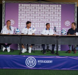 Iván Zamorano Instagram - Orgulloso de este nuevo desafio  y proyecto para el desarrollo formativo  futbolístico para los niños y niñas de mi pais  @interacademychile con partner y amigos @clublaf @ciudaddeportivauss ..vamos por más!!! Inauguración en Santiago con la leyenda de @inter @javierzanetti 

@interclubchile
@hector.landskron