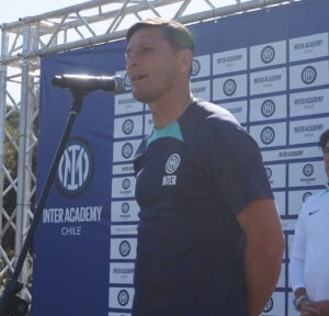 Iván Zamorano Instagram - Orgulloso de este nuevo desafio  y proyecto para el desarrollo formativo  futbolístico para los niños y niñas de mi pais  @interacademychile con partner y amigos @clublaf @ciudaddeportivauss ..vamos por más!!! Inauguración en Santiago con la leyenda de @inter @javierzanetti 

@interclubchile
@hector.landskron