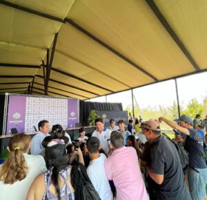 Iván Zamorano Instagram - Orgulloso de este nuevo desafio  y proyecto para el desarrollo formativo  futbolístico para los niños y niñas de mi pais  @interacademychile con partner y amigos @clublaf @ciudaddeportivauss ..vamos por más!!! Inauguración en Santiago con la leyenda de @inter @javierzanetti 

@interclubchile
@hector.landskron