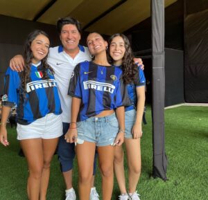 Iván Zamorano Instagram - Orgulloso de este nuevo desafio  y proyecto para el desarrollo formativo  futbolístico para los niños y niñas de mi pais  @interacademychile con partner y amigos @clublaf @ciudaddeportivauss ..vamos por más!!! Inauguración en Santiago con la leyenda de @inter @javierzanetti 

@interclubchile
@hector.landskron