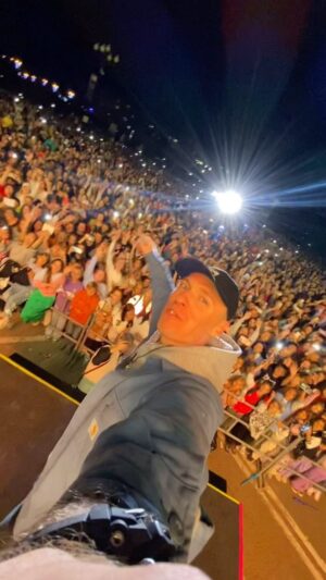 Ivan Zasidkevich Instagram - Есть такой город Ванино, куда мы сперва летели 7,5 часов, а потом 8 часов ехали на машине.
И знаете, это того стоило!
Ради крутых эмоций расстояние не преграда. Поставили звук на всю и думаем, это надо повторить🤘