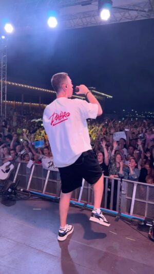Ivan Zasidkevich Instagram - SOLD OUT в Питере!
Сегодня на наш сольный концерт в Питере были проданы все билеты. Площадка была тоже особенная - на крыше с красивым видом.
Но со сцены вид был покруче🔥
Это снова надо повторить!