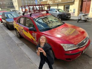 Iveta Kořínková Instagram - Čirá radost🏎️
Sen se splnil. Olí potkala své nejoblíbenější auto Bleska McQueena. Už pár dní ho sebou nosí po městě a na výlety a teď ho vidíme v životní velikosti.
Prostě krásná náhoda, juchuuuu
#snyseplni #bleskmcqueen #auta