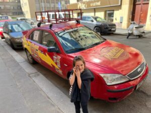 Iveta Kořínková Instagram - Čirá radost🏎️
Sen se splnil. Olí potkala své nejoblíbenější auto Bleska McQueena. Už pár dní ho sebou nosí po městě a na výlety a teď ho vidíme v životní velikosti.
Prostě krásná náhoda, juchuuuu
#snyseplni #bleskmcqueen #auta