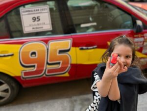 Iveta Kořínková Instagram - Čirá radost🏎️
Sen se splnil. Olí potkala své nejoblíbenější auto Bleska McQueena. Už pár dní ho sebou nosí po městě a na výlety a teď ho vidíme v životní velikosti.
Prostě krásná náhoda, juchuuuu
#snyseplni #bleskmcqueen #auta
