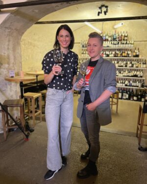 Iveta Kořínková Instagram - Jak malebné může být natáčení do Rady ptáka Loskutáka…🍷🫶
S @kllarakollarova o víně a Velikonocích a párování s jídlem
S @zuzana_osako o modrotisku a oblečení a tradicích
#nataceni #radyptakaloskutaka #vino #modrotisk #tradice @radyptakaloskutakatv