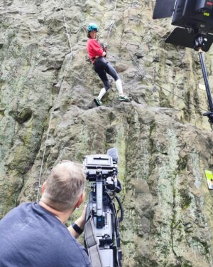 Iveta Kořínková Instagram - 🧗🏻‍♀️Když se zkouší nové věci, tak jsem stopro pro…
Tohle bylo skvělé…
Nechápu, že jsem ještě nelezla🙈
Díky, Honzo, Jirko🙏
Fandím @hopohodickaslany 

#nataceni #tvnova #viaferrata #slany 
#slanskahora pokořena:)