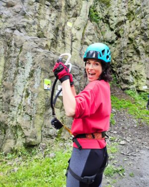 Iveta Kořínková Instagram - 🧗🏻‍♀️Když se zkouší nové věci, tak jsem stopro pro…
Tohle bylo skvělé…
Nechápu, že jsem ještě nelezla🙈
Díky, Honzo, Jirko🙏
Fandím @hopohodickaslany 

#nataceni #tvnova #viaferrata #slany 
#slanskahora pokořena:)