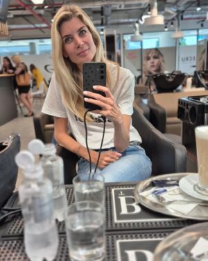 Iveta Lutovská Instagram - Jenda @jenda_hair_and_bake se s tím nepáře: "Kdy jindy změnu než teď, rozvedená jsi poprvé!" 🤭🤭🤭... Tak ok😉✂️